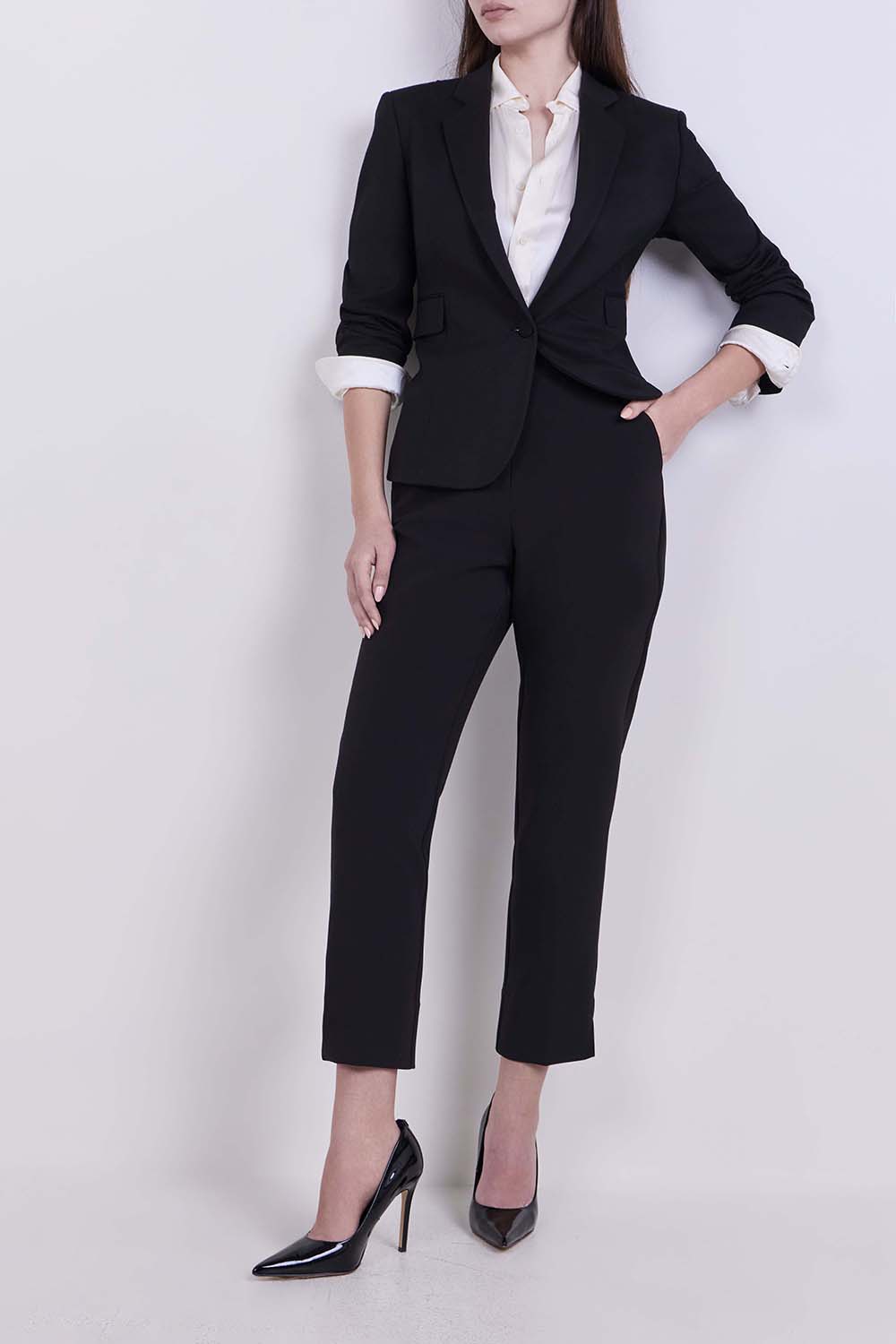 תמונת כל הלוק של בלייזר בגזרת סלים